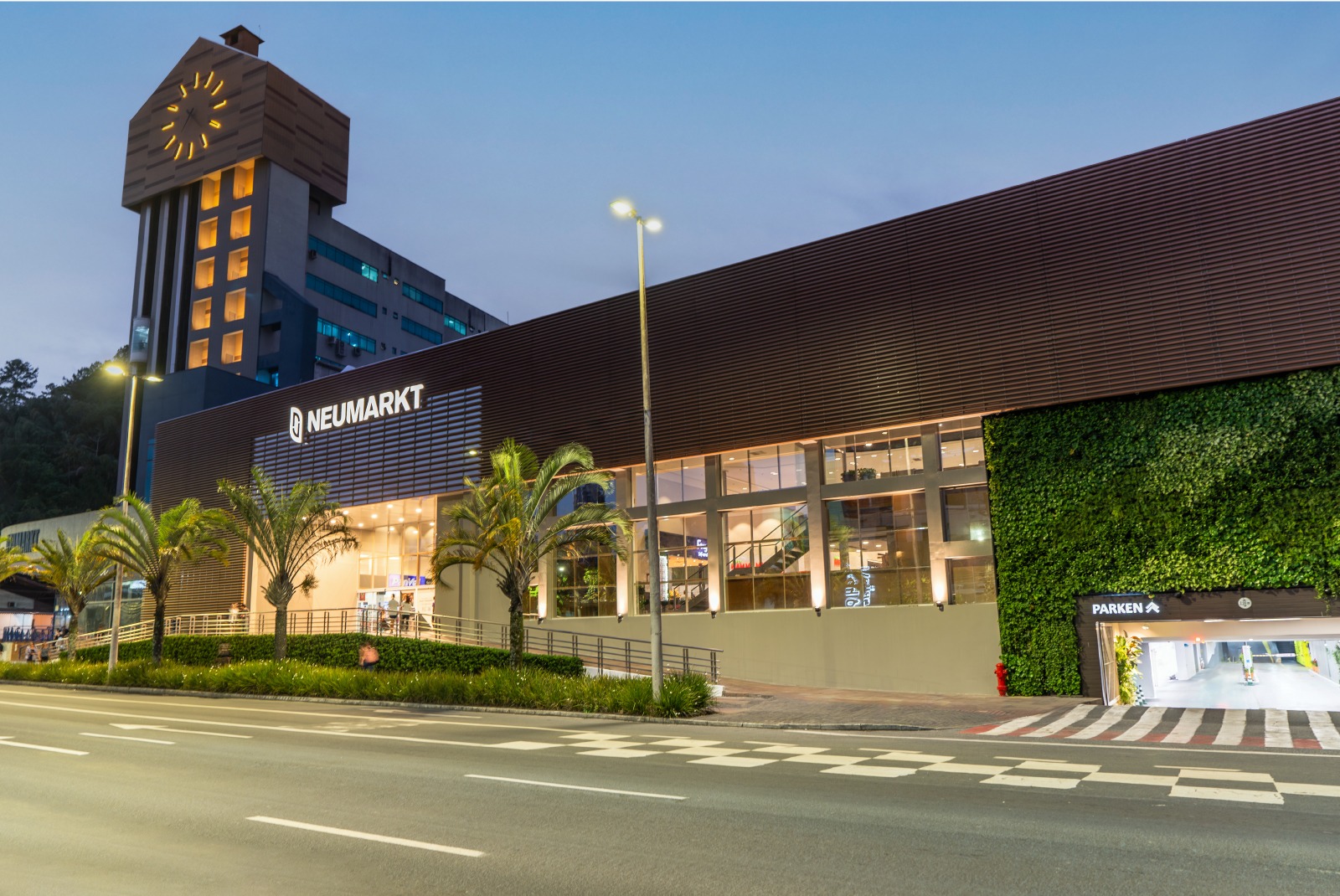 AJ Realty Neumarkt Shopping